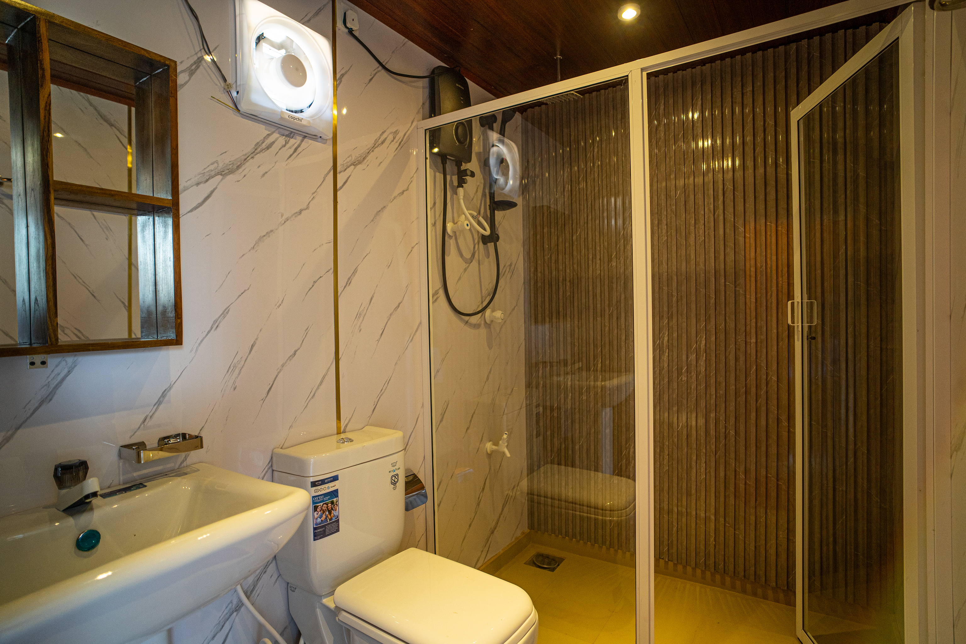 En-suite bathroom with marble finish